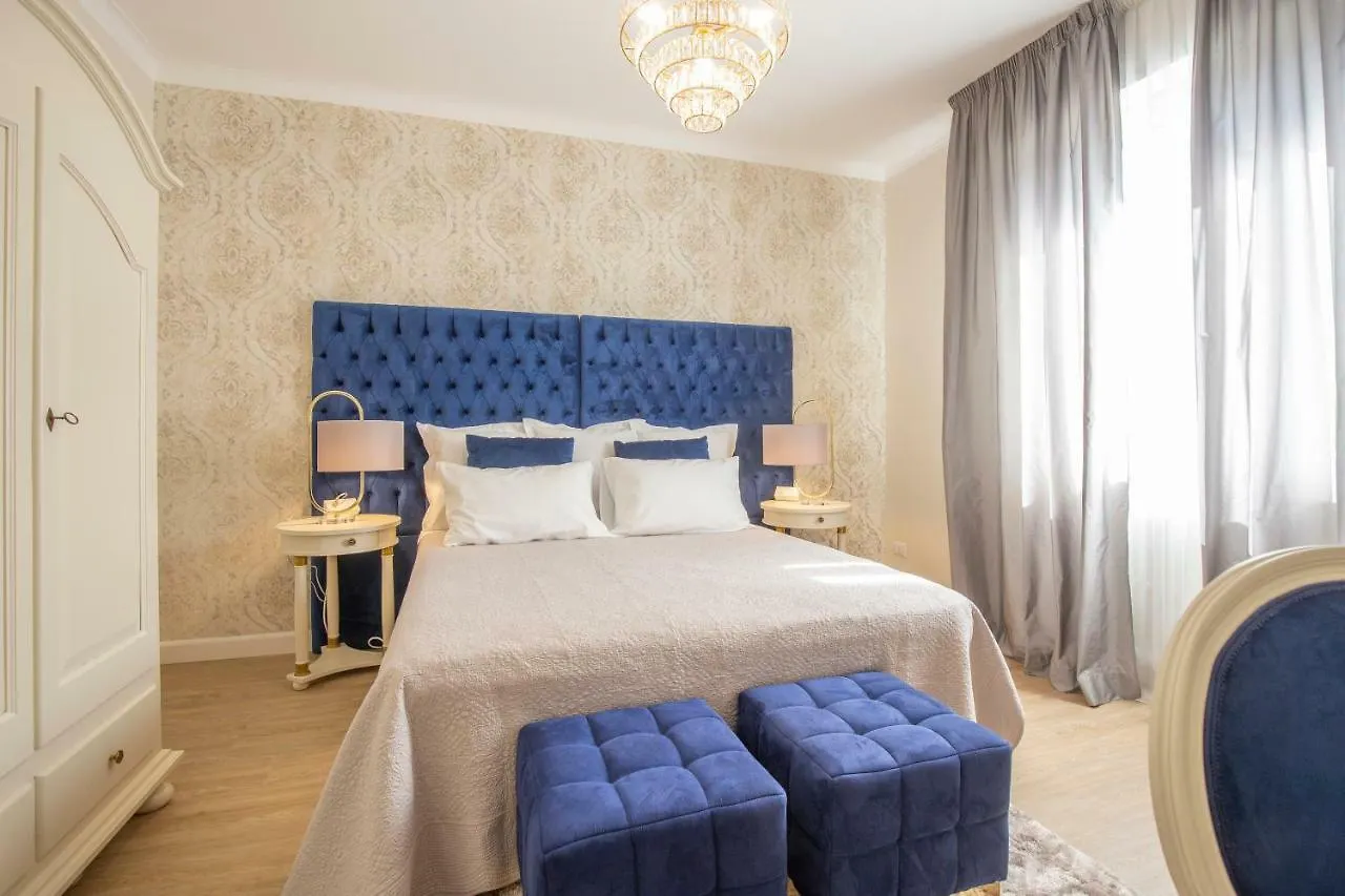 Crys: Apartments, Holiday, Business, Blu Verona