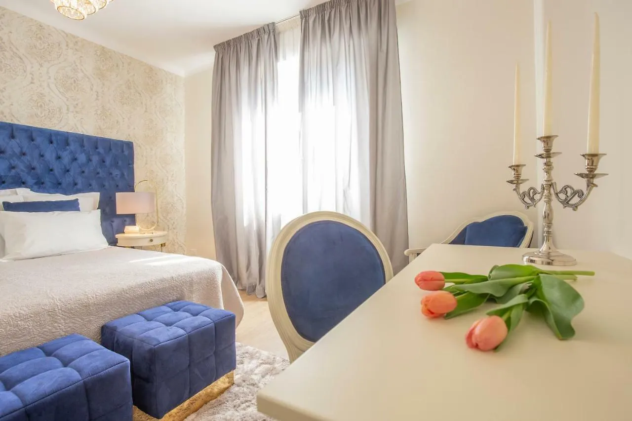 Apartment Crys: Apartments, Holiday, Business, Blu Verona